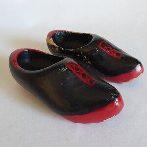 VINTAGE WWII HOLLAND DUTCH HANDCRAFTED BLACK & RED SOUVENIR WOOD CLOG SHOES